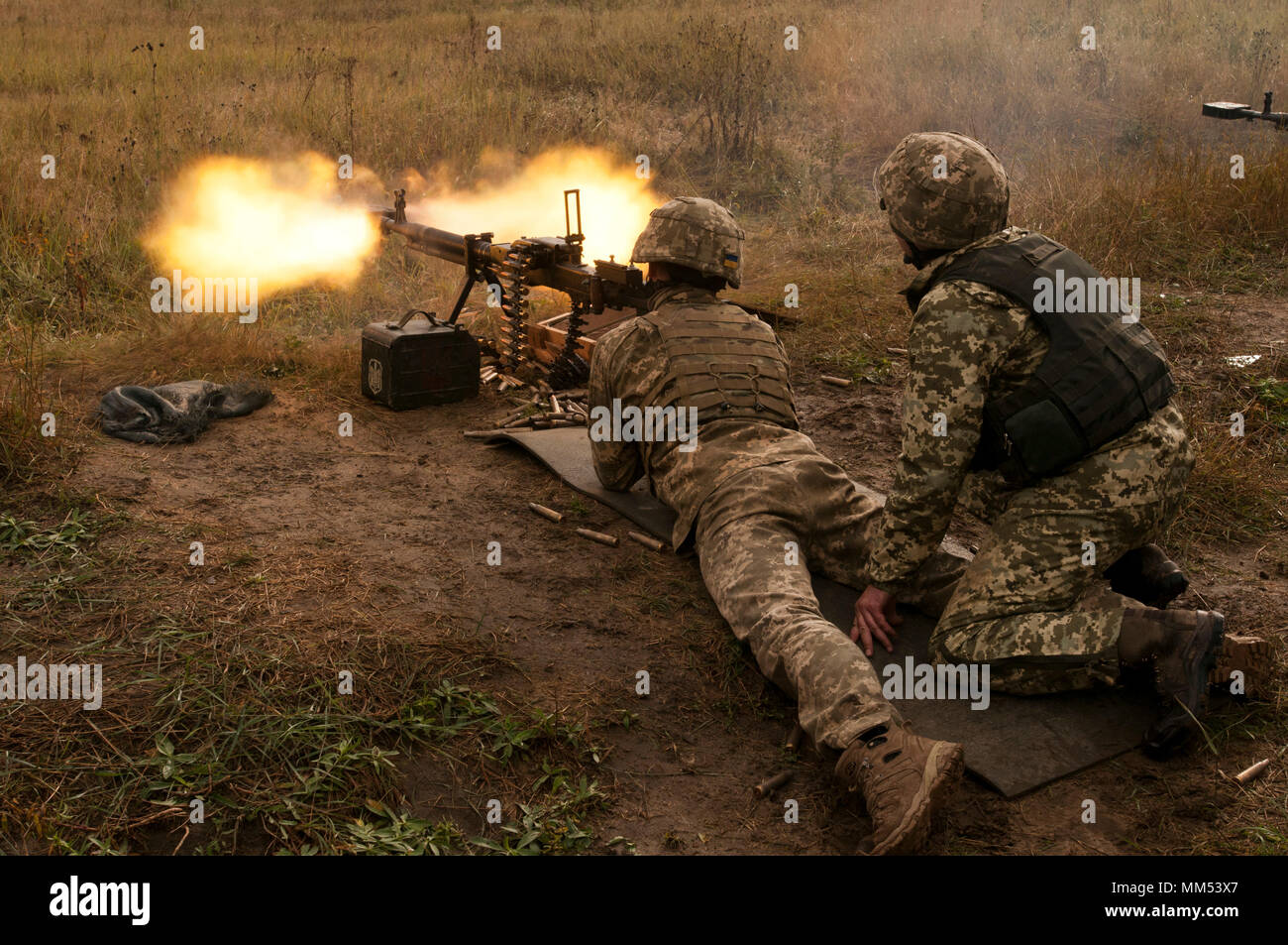 Les soldats ukrainiens avec le 1er Bataillon, 95e brigade aéromobile séparé avec un train DShK mitrailleuse 12,7 mm pendant un cycle de formation au combat de Yavoriv Centre de formation sur le maintien de la paix internationale et la sécurité près de l'viv, Ukraine, le 6 septembre 2017. Observateur CCT Yavoriv Formateurs Coach, avec des mentors de l'armée polonaise et l'armée américaine 45th Infantry Brigade Combat Team, a dirigé la formation des soldats du 1er Bataillon, 95e brigade aéromobile distincts pendant la rotation du bataillon par le CCT de Yavoriv. La 45e est déployée à l'Ukraine dans le cadre de l'aide Banque D'Images