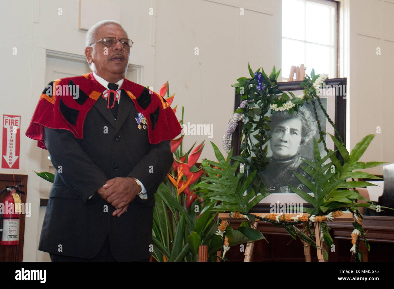 SCHOFIELD BARRACKS - Alii Sir Rocky Naeole membre de l'Moku o Kapuaiwa (sous le vent) de l'Ordre Royal de Kamehameha I, participe à la commémoration de l'anniversaire de la Reine Liliuokalani Service à la Chapelle des soldats, ici, le 2 septembre 2017. C'est la troisième année de l'anniversaire de la dernière monarque régnante a été commémoré à la Chapelle des soldats. La reine gifted Schofield Barracks' première chapelle à Castner, village construit en 1913. La Reine Liliuokalani est né à Honolulu, le 2 septembre 1838. (U.S. Photo de l'Armée de Kristen Wong, Oahu Publications) Banque D'Images