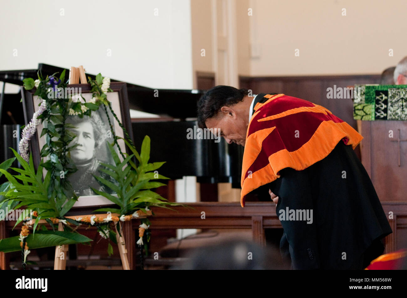 SCHOFIELD BARRACKS - Alii Sir Edward Akana, membre de l'Ordre Royal de Kamehameha I, Moku o Kapuaiwa (sous le vent), présente ses respects à un portrait de la Reine Liliuokalani au cours d'une célébration d'anniversaire à la Chapelle de soldats, ici, le 2 septembre, 2017. C'est la troisième année de l'anniversaire de la dernière monarque régnante a été commémoré à la Chapelle des soldats. La reine gifted Schofield Barracks' première chapelle à Castner, village construit en 1913. La Reine Liliuokalani est né à Honolulu, le 2 septembre 1838. (U.S. Photo de l'Armée de Kristen Wong, Oahu Publications) Banque D'Images