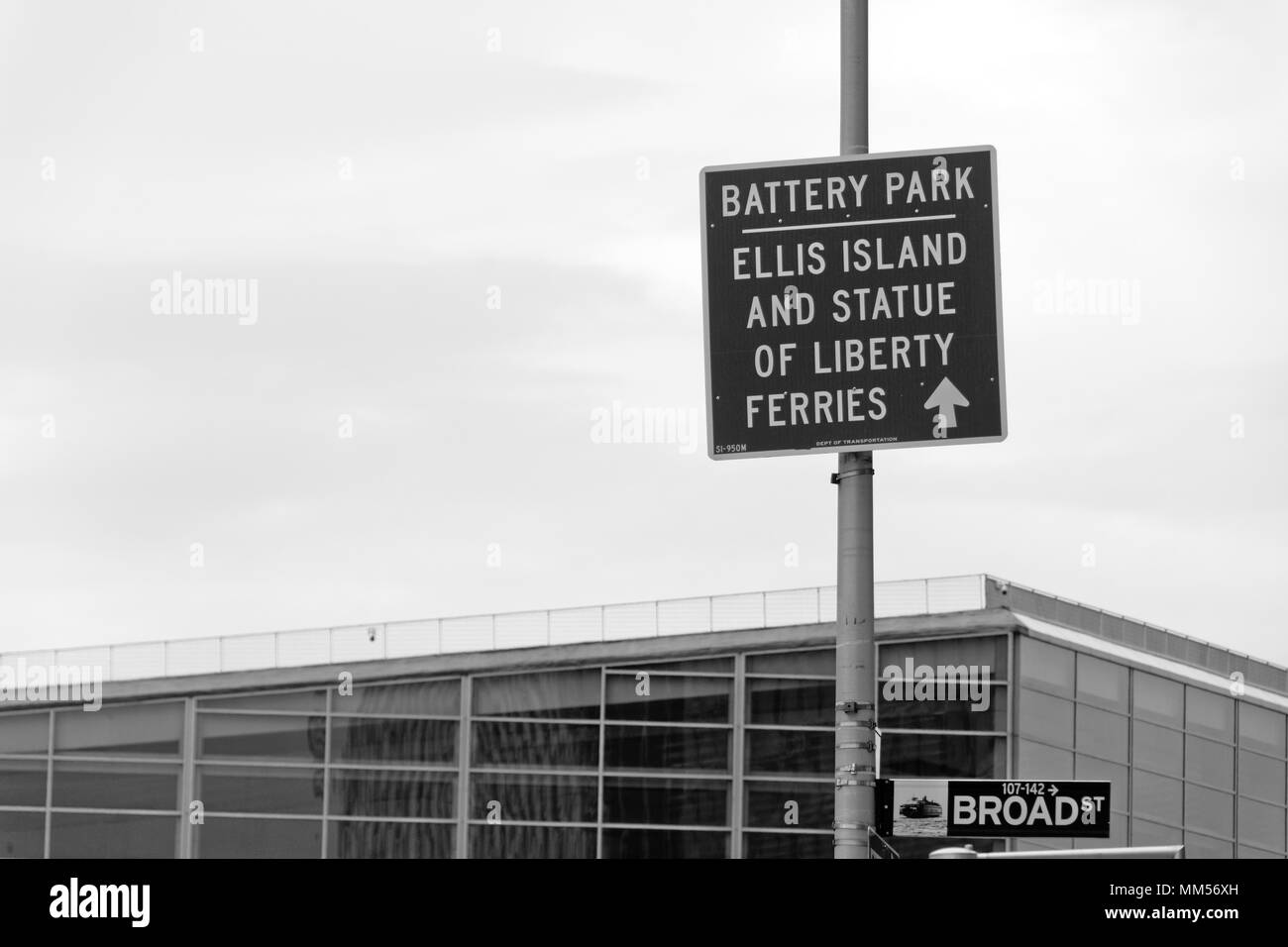 Signer en noir et blanc montrant les portes d'Ellis Island et Liberty Island Banque D'Images