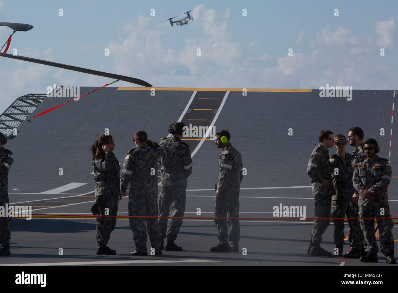 Une MV-22B Osprey avion à rotors basculants décolle depuis la cabine de pilotage de la Royal Australian Navy's HMAS Adelaide (L01), 7 septembre 2017, marquant la première fois qu'un balbuzard a atterri sur le bateau. L'Osprey appartient à l'escadron 265 à rotors basculants moyen maritime (renforcée), qui fait partie de la 31e unité expéditionnaire de marines de l'aviation de l'élément de combat. L'Osprey est capable de décoller comme un hélicoptère et de voler comme un aéronef à voilure fixe, lui permettant de voyager plus rapidement et sur de plus grandes distances que ses prédécesseurs. La 31e MEU, qui a récemment participé à l'exercice Talisman Saber alongsid Banque D'Images