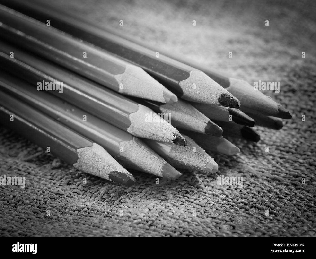 Encadrement Crayons Page De Garde Noir Et Blanc Dessin aux crayons de couleur Banque d'images noir et blanc - Alamy