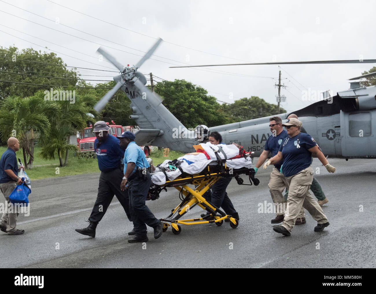 La Marine des États-Unis et le personnel de gestion des urgences fédérales décharger un patient à la Sainte Croix est Gouverneur, Juan Luis F L'hôpital le 8 septembre 2017. Les hélicoptères de la marine et le Marine Corps MV22 Les Balbuzards ont été l'évacuation des patients en soins critiques de l'île de Saint Thomas, depuis l'ouragan a frappé la Irma. Sainte Croix et la FEMA s'attendre à recevoir jusqu'à 1 500 patients dans les prochains jours. (DoD Photo par : le capitaine de l'USAF Lauren Hill / libéré) Banque D'Images