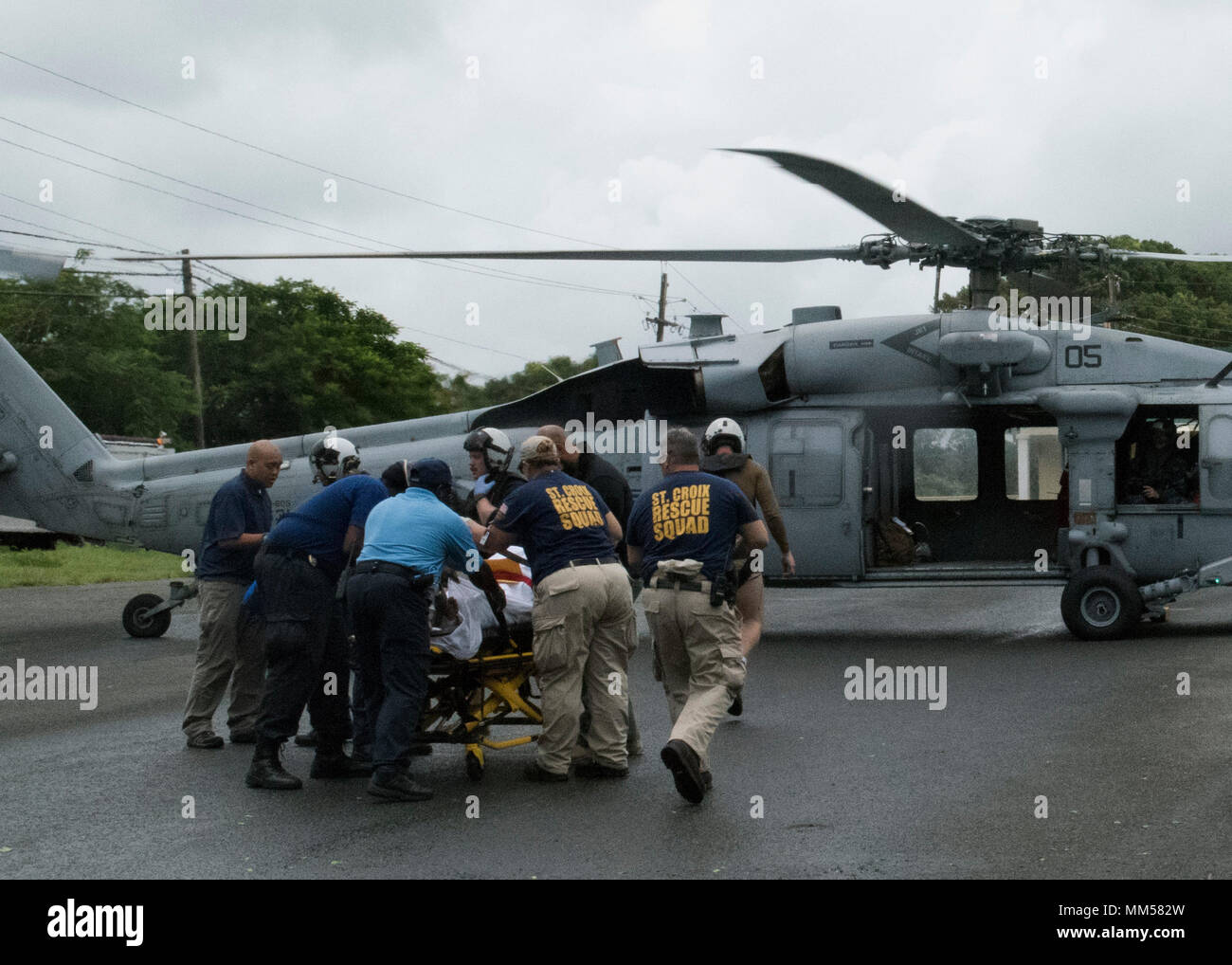 La Marine des États-Unis et le personnel de gestion des urgences fédérales décharger un patient à la Sainte Croix est Gouverneur, Juan Luis F L'hôpital le 8 septembre 2017. Les hélicoptères de la marine et le Marine Corps MV22 Les Balbuzards ont été l'évacuation des patients en soins critiques de l'île de Saint Thomas, depuis l'ouragan a frappé la Irma. Sainte Croix et la FEMA s'attendre à recevoir jusqu'à 1 500 patients dans les prochains jours. (DoD Photo par : le capitaine de l'USAF Lauren Hill / libéré) Banque D'Images