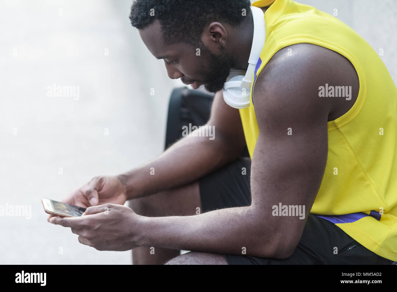 Chat Bodybuilder de plein air dure après la formation. Tourné en extérieur, le matin. Printemps ou été Banque D'Images