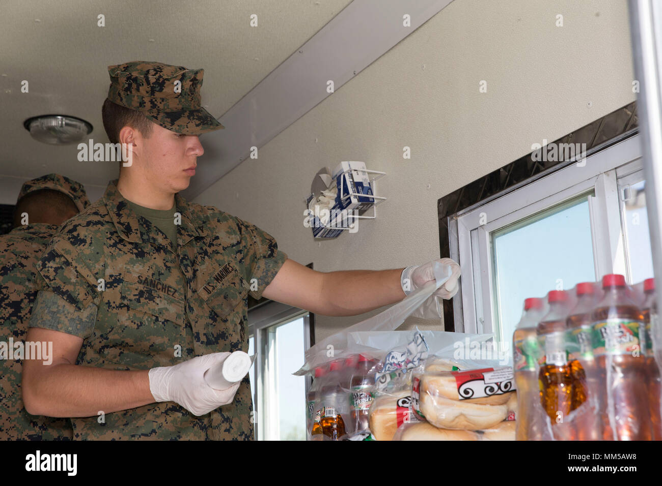 Les Marines américains Lance Cpl. Carlos A. Sanchez, originaire de Reno, NV., administration des approvisionnements avec 2e Bataillon de reconnaissance blindé léger, 2e Division de marines, prépare la nourriture pendant la semaine Marine Detroit, July 9, 2017. Semaine Marine est l'occasion pour le Corps des Marines de visiter une ville qui normalement n'a pas de possibilités d'interagir avec des marines américains sur une base régulière. (U.S. Marine Corps photo par Lance Cpl. Cristian L. Ricardo) Banque D'Images