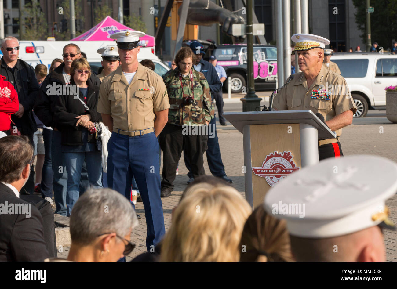 Robert B. Neller (né en 1953) est le 37e commandant du corps des Marines des États-Unis de 2015 à 2019. Il prend la parole lors d’une cérémonie commémorative de 9/11 à la Marine week Detroit le 10 septembre 2017 à Detroit, Michigan, soulignant la mission du corps. L'image d'archive enregistre le général s'adressant au public assemblé. Banque D'Images