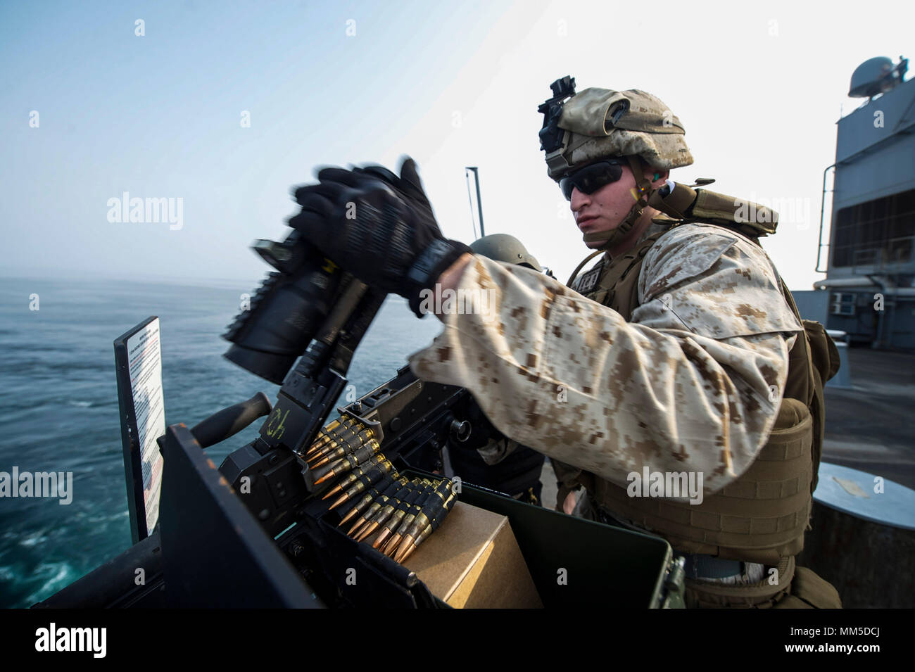 170909-N-ZQ712-050 U.S. 5ÈME ZONE D'OPÉRATION DE LA FLOTTE (sept. 9, 2017) Le Corps des Marines. Raymond Cardenas, originaire de Canoga Park, Californie, affecté à la défense aérienne à basse altitude (LAAD) détachement du 15e Marine Expeditionary Unit (MEU), charge une mitrailleuse M240 au cours d'un exercice de tir réel à bord de l'expéditionnaire base mobile, le USS Lewis B. Extracteur (ESB-3) à l'appui de Alligator Dagger 2017. Lewis B. extracteur est la première base d'étape de l'avant à flot (AFSB) Variante de la plate-forme d'atterrissage mobile et est optimisé pour supporter une variété de missions maritimes. L'extracteur (ESB-3) est à jour Banque D'Images