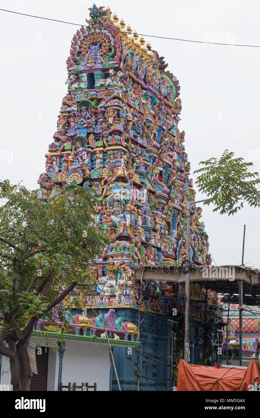 L'entrée ornée haute en couleur, ou de l'Vedapureeeswarar Gopuram, temple  hindou de l'ancienne colonie française de Pondichéry dans le Tamil Nadu  Photo Stock - Alamy