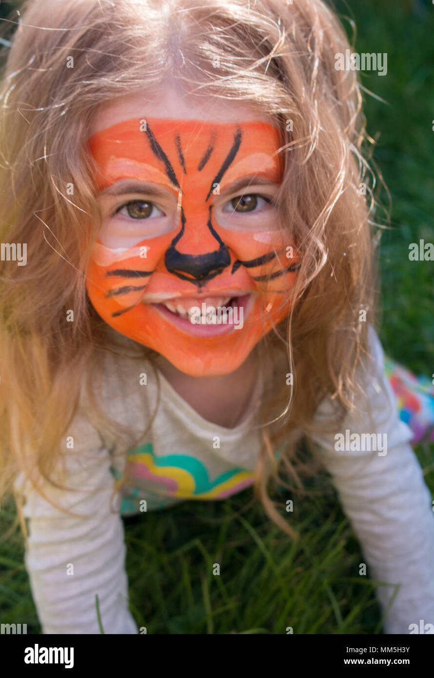 Petite Fille Avec Un Tigre Dessine Sur Son Visage Assis Dans L Herbe Le Tatouage Pour Un Jeune Enfant La Creativite Des Enfants Belle Figure Sur Le Visage De Bebe Photo Stock Petite Fille Avec Un Tigre Dessine Sur Son Visage Assis Dans L Herbe Le Tatouage Pour Un Jeune Enfant La Creativite Des Enfants Belle Figure Sur Le Visage De Bebe Photo Stock