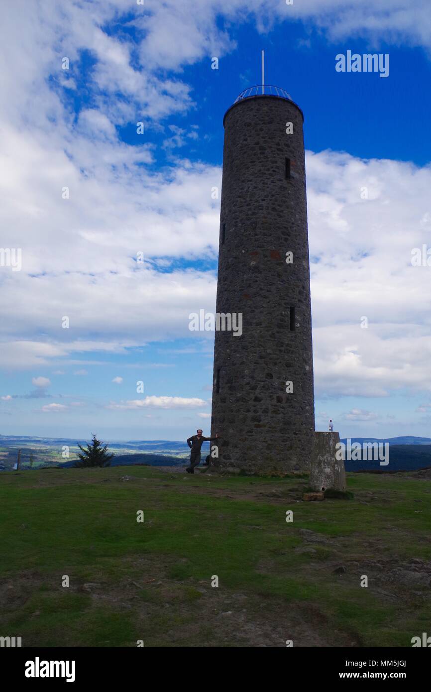 Randonneur appuyé contre Scolty Scolty Tower, parc boisé, Banchory, Aberdeenshire. Mai, 2018. Banque D'Images