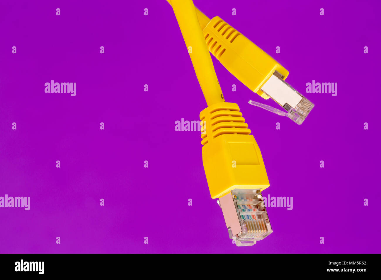 Câble de télécommunications avec prise RJ45 jaune Banque D'Images