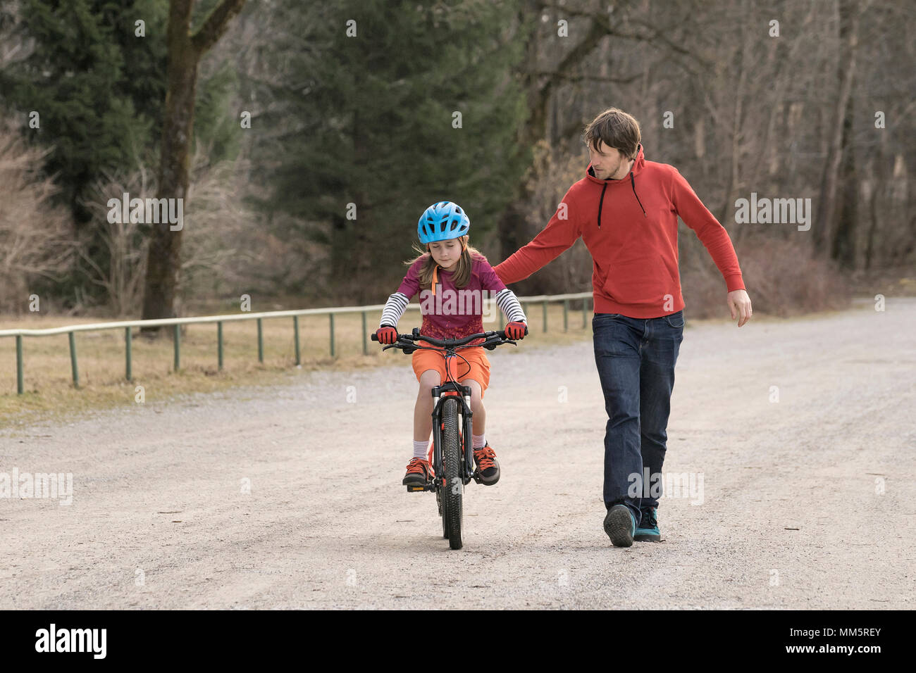 Aider l'homme fille aux yeux clos pour circuler à bicyclette, Bavière, Allemagne Banque D'Images