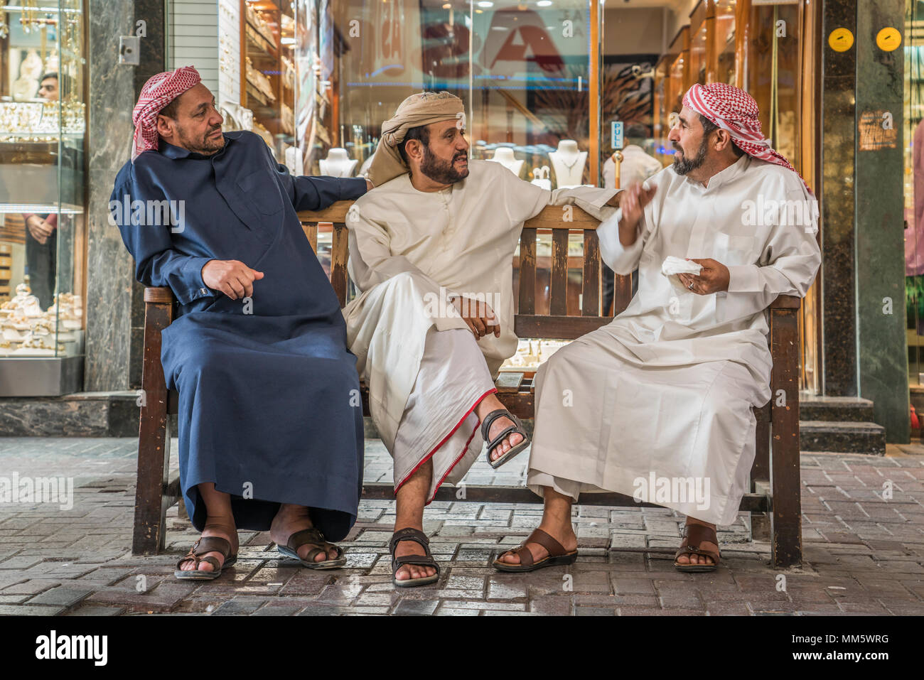 Un groupe d'hommes en tenue traditionnelle arabe conversant dans le marché  de l'or de la vieille ville souk de Dubaï, Émirats arabes unis, au  Moyen-Orient Photo Stock - Alamy
