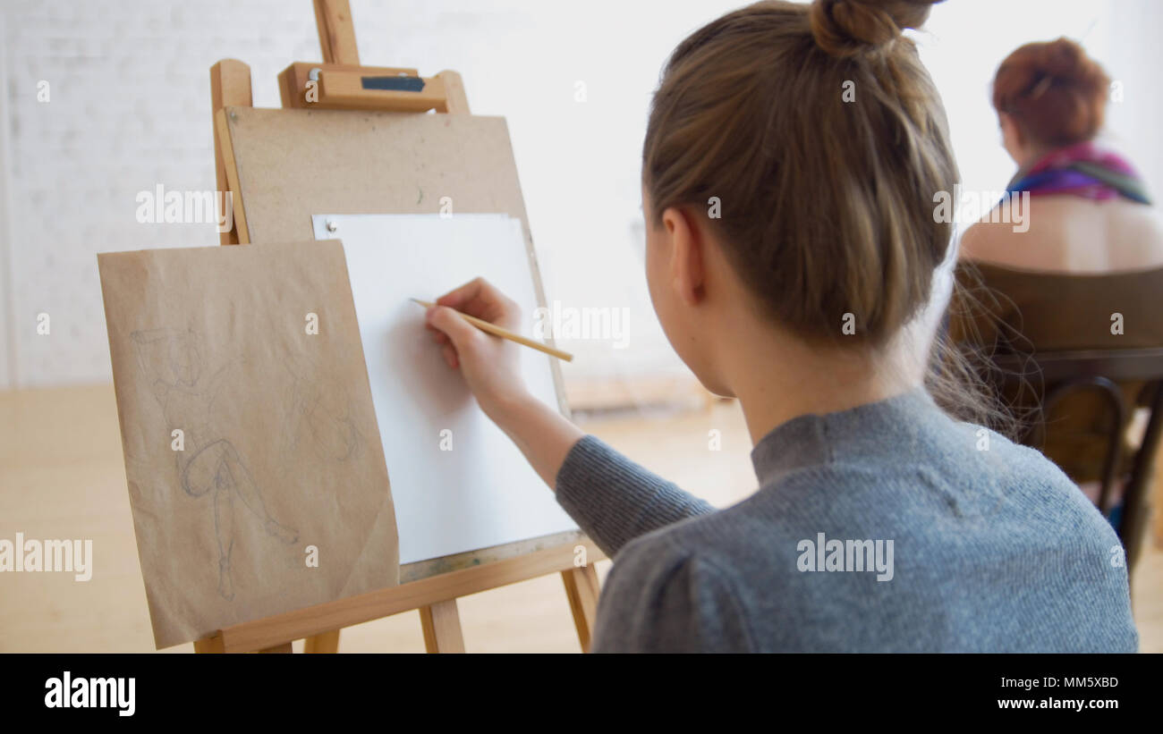 Deux femmes artistes modèle croquis dans des classe de dessin Banque D'Images