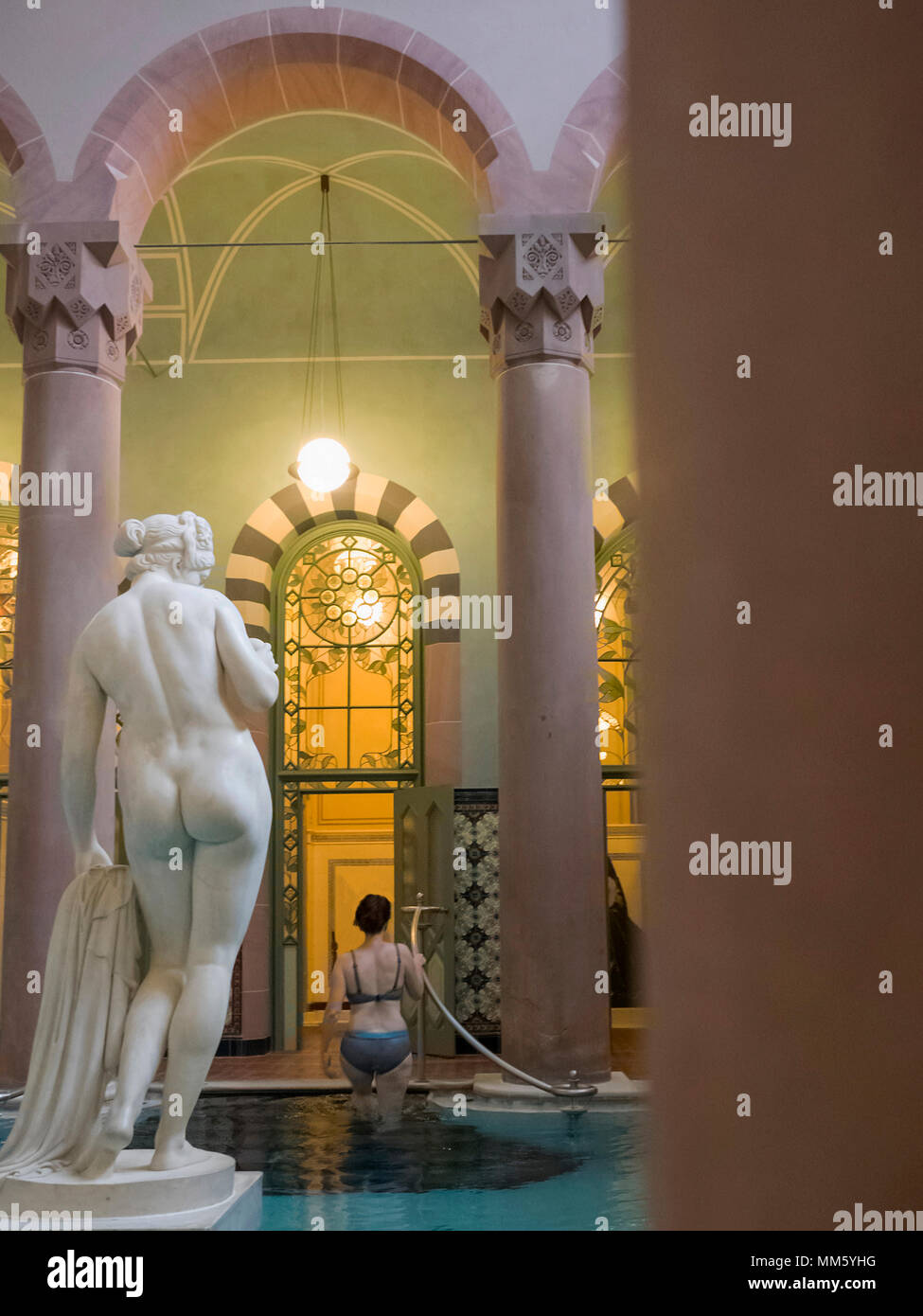 Woman climbing out of swimming pool de Palais-Thermal de Bad Wildbad, Bade-Wurtemberg, Allemagne Banque D'Images