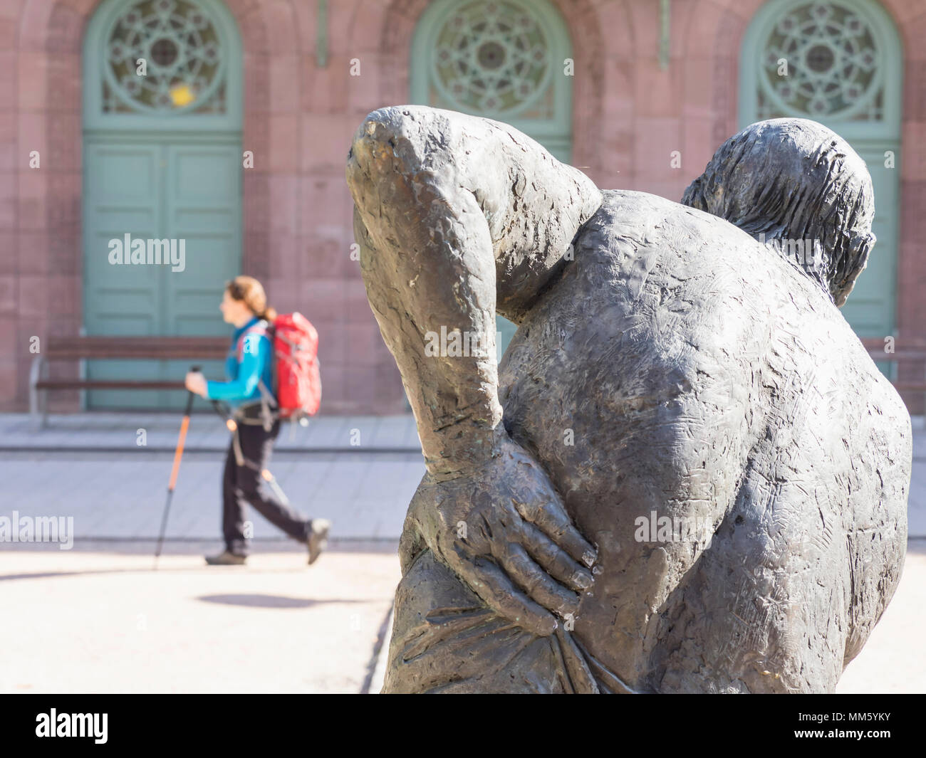 Femme sur la randonnée guidée en passant par la statue et construction d'Palais-Thermal au nord de la Forêt Noire, Bad Wildbad, Bade-Wurtemberg, Allemagne Banque D'Images