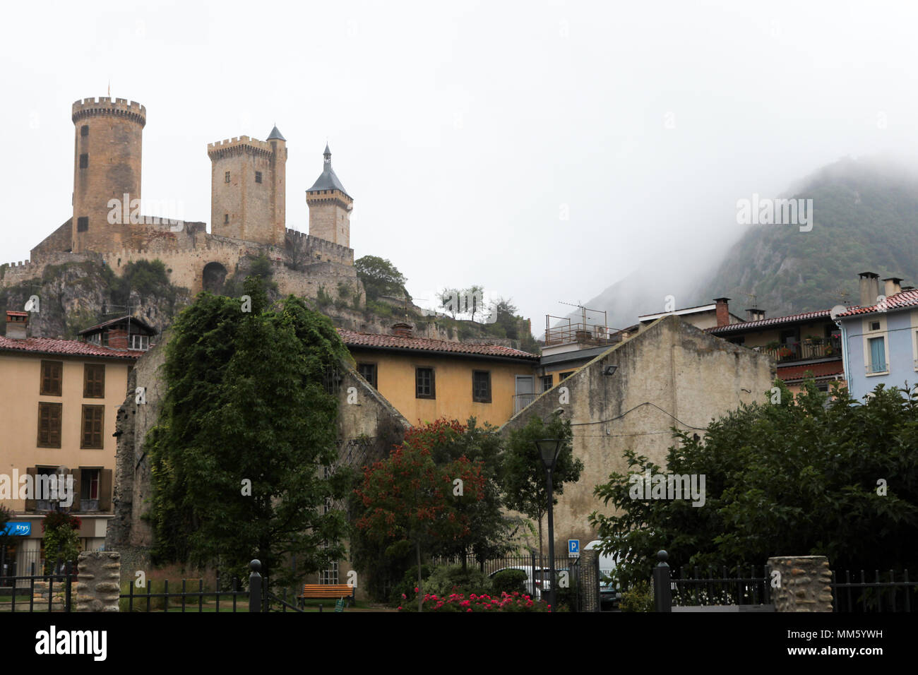 Photo du château qui domine la ville de Foix, en Ariège, France. Ce château médiéval est nommé en français : Le château de Foix. Banque D'Images
