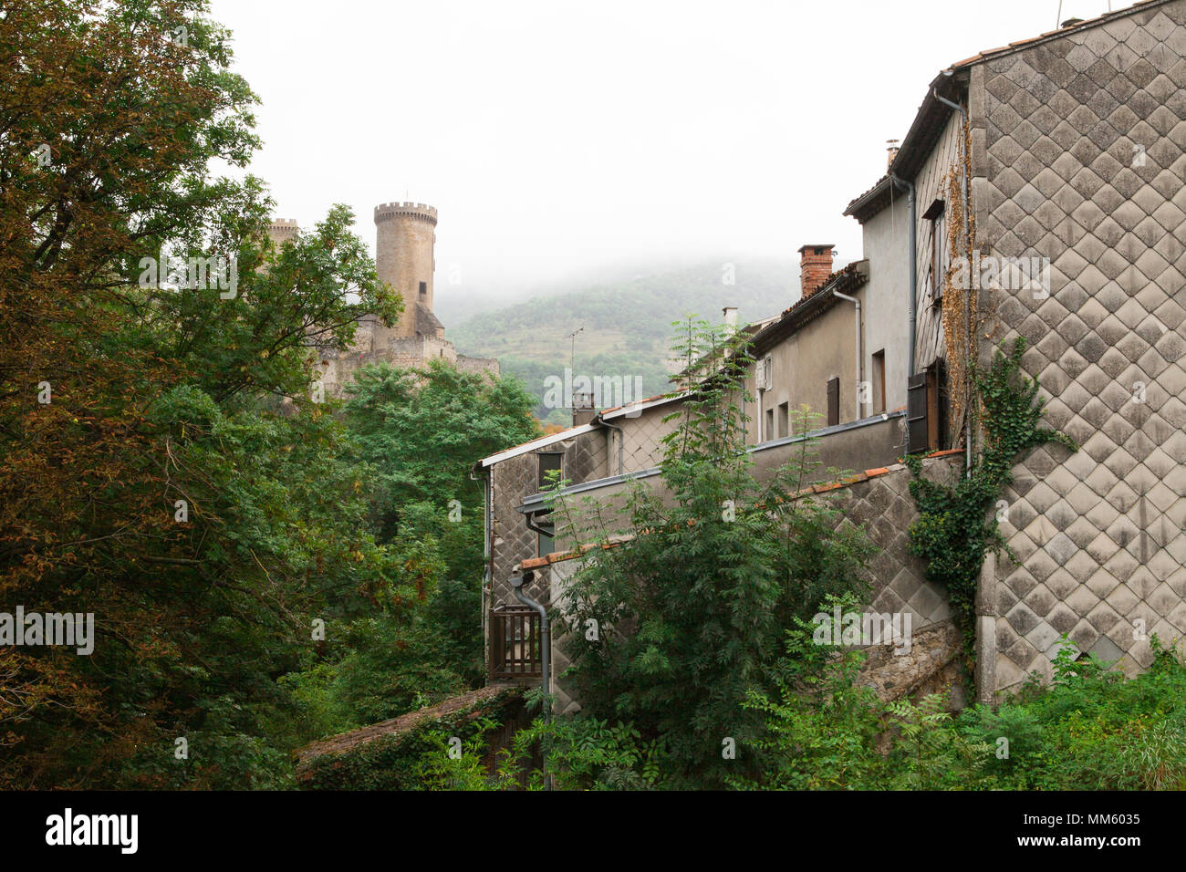 Photo du château qui domine la ville de Foix, en Ariège, France. Ce château médiéval est nommé en français : Le château de Foix. Banque D'Images