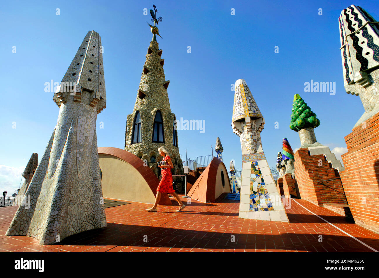 Cheminées par Antoni Gaudi sur le Palau Güell, Barcelone, Catalogne, Espagne Banque D'Images