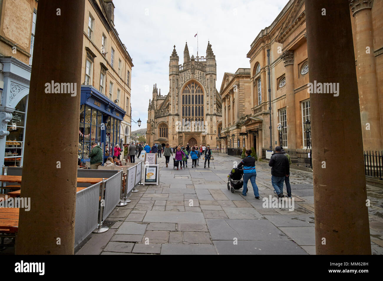 À partir de la colonnade nord du cimetière de l'abbaye à l'abbaye de Bath Bath England UK Banque D'Images