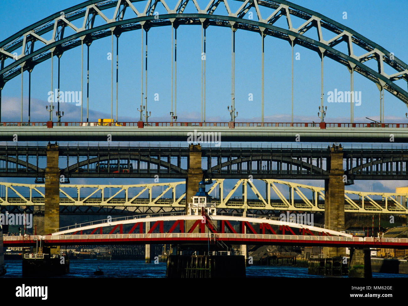 Newcastle Sur Tyne ponts sur la rivière Tyne 1985 Scan en 2018 montrant : Le haut pont, pont tournant, Banque D'Images