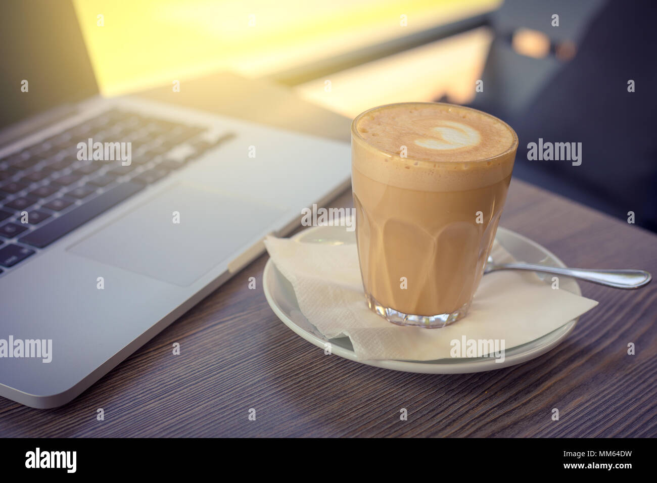 Capuccino et café coffre lors d'un matin ensoleillé Banque D'Images