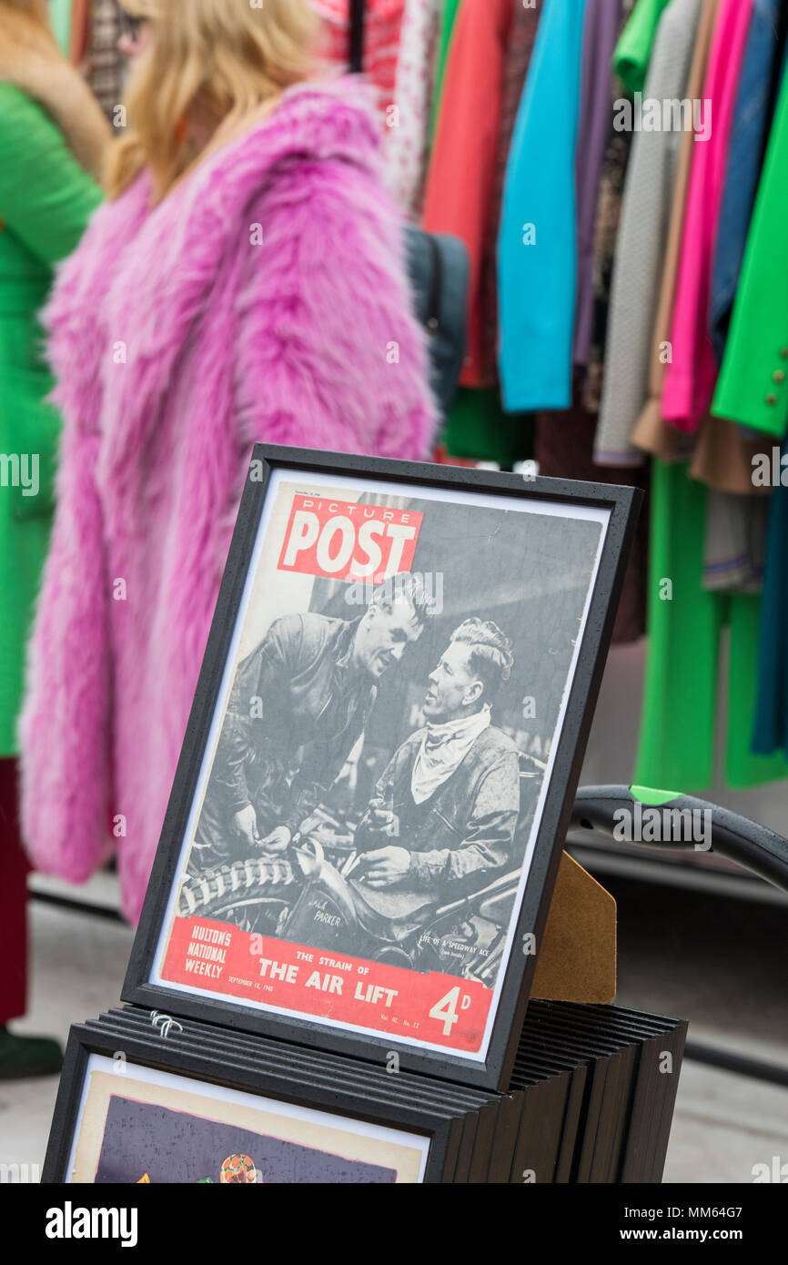 Photo encadrée post magazine en face de vintage womens clothing rack dans un style rétro vintage car boot sale. Grenier Square, Kings Cross, London Banque D'Images