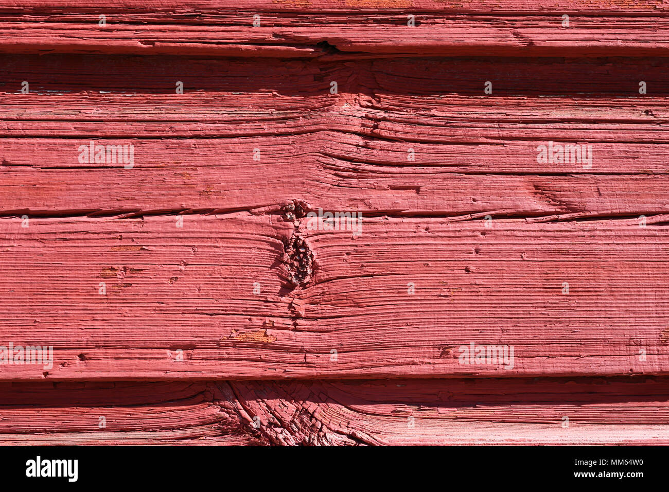 Une photo gros plan d'une façade extérieure d'un mur en bois avec quelques lignes horizontales et de la vieille peinture craquelée. Banque D'Images