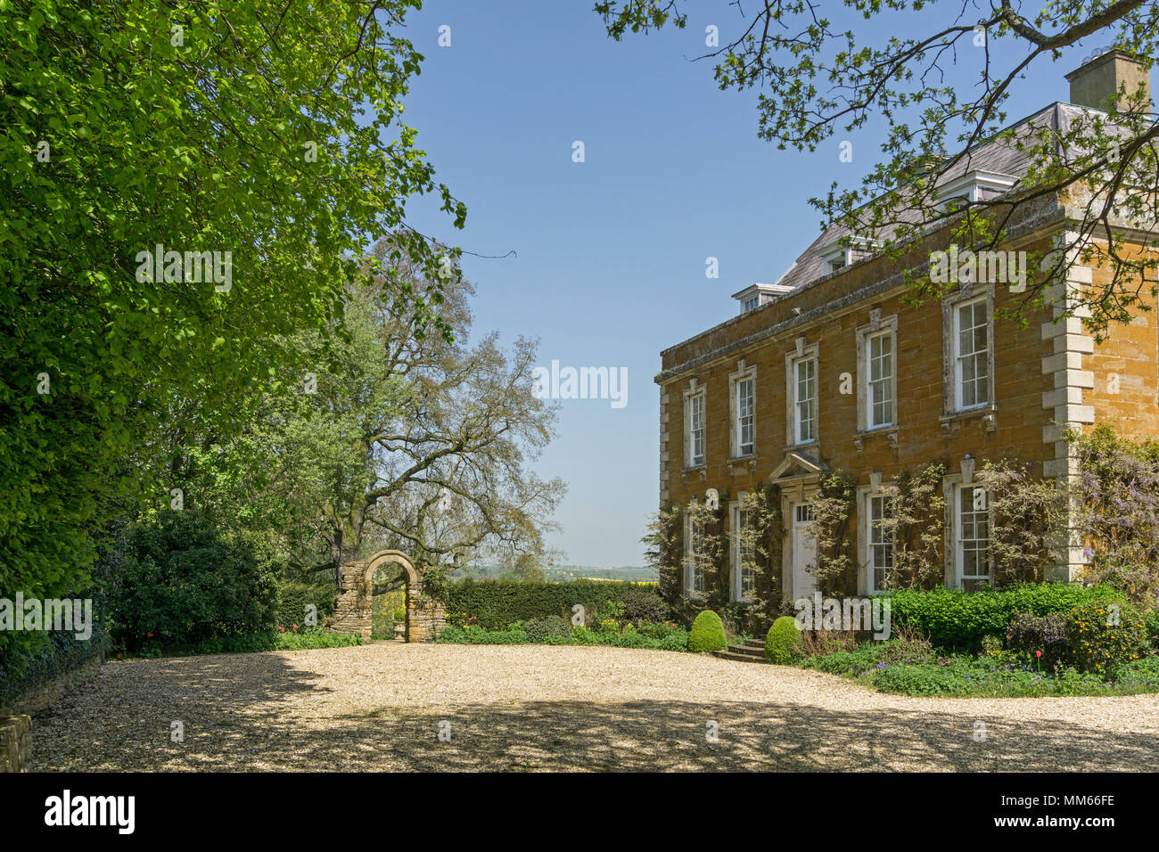 Le Vieux Rectory dans le village de Lamport, Northamptonshire, Royaume-Uni; un beau bâtiment géorgien et la maison d'enfance de l'auteur Denys Watkins-Pitchford Banque D'Images