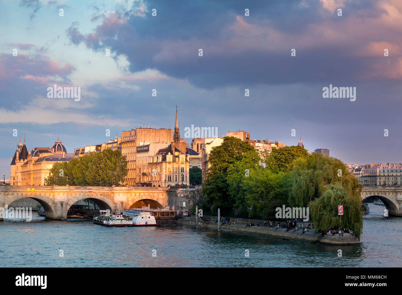 Vue le long de la Seine Ile-de-la-Cite, avec la Conciergerie et la tour de Sainte Chapelle, Paris, France Banque D'Images