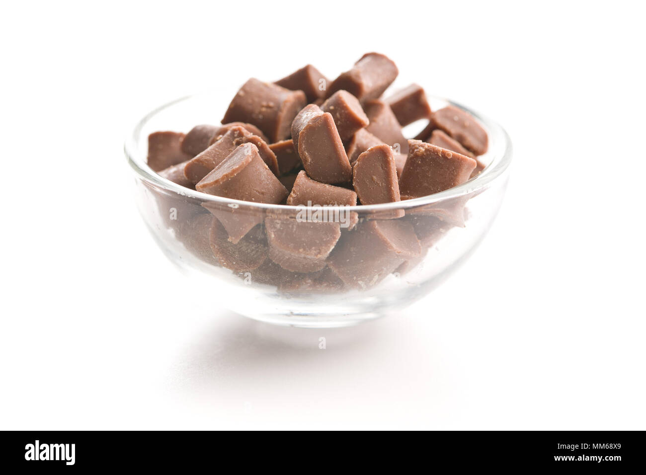 Bâtonnets au Chocolat savoureux dans un bol isolé sur fond blanc. Banque D'Images