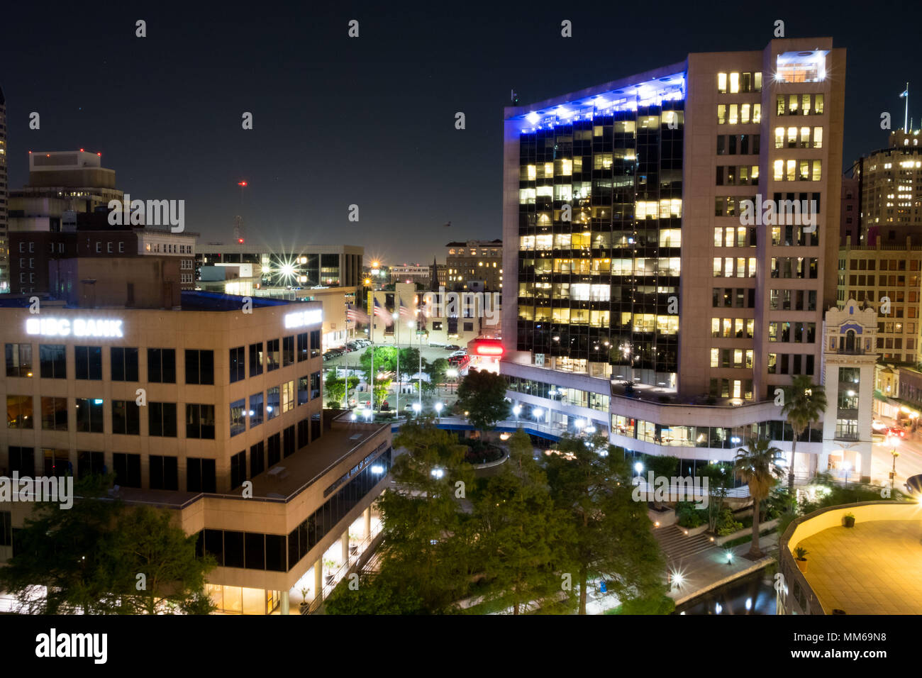 San Antonio, Texas - 17 Avril 2018 : San Antonio city skyline at night shot depuis le balcon de l'hôtel Embassy Suites Downtown. Banque D'Images