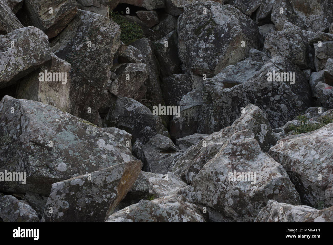Grandes pierres en vrac dans un seul endroit Banque D'Images