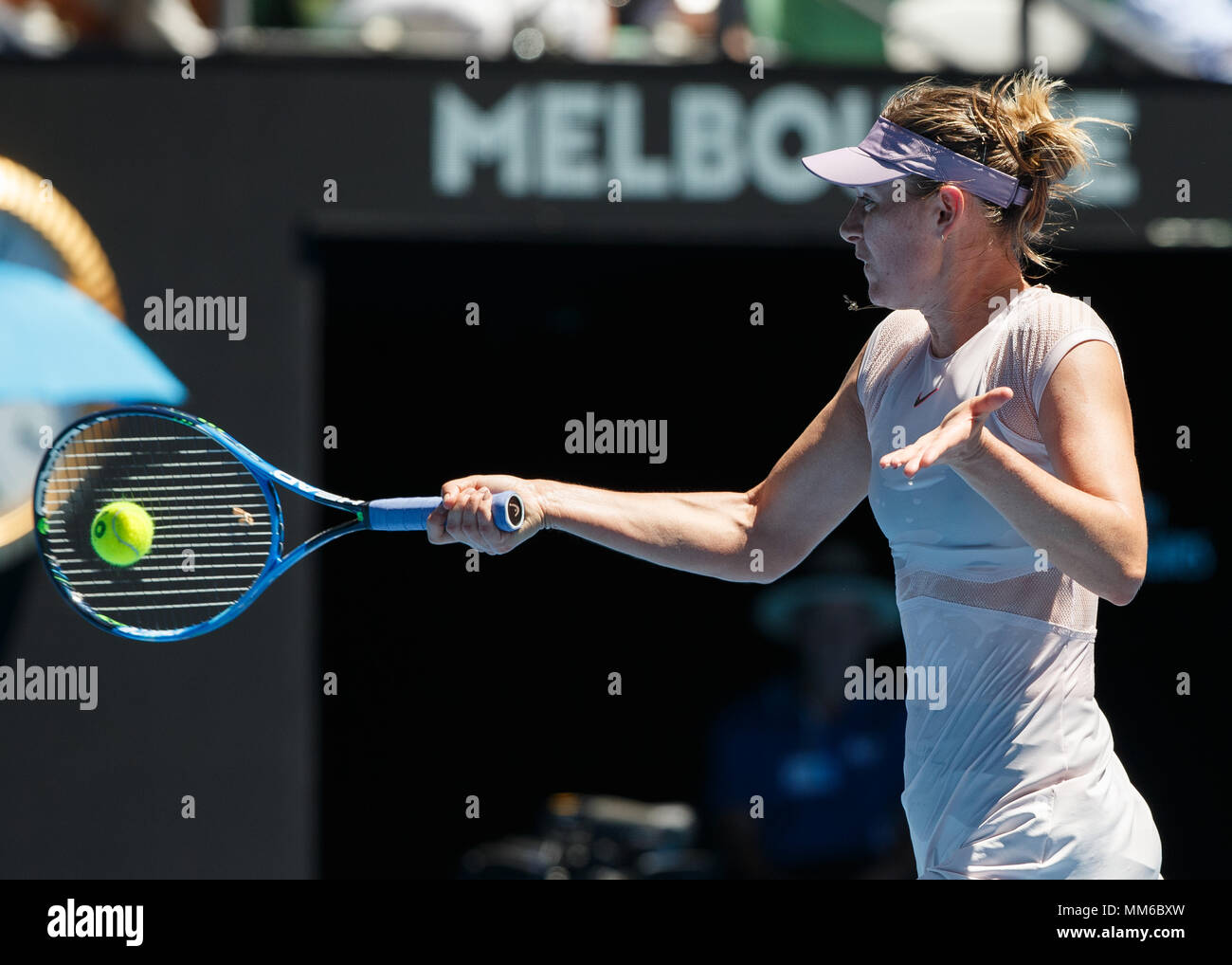 La joueuse de tennis russe Maria Sharapova jouant forehand tourné en Australie en 2018, le tournoi de tennis de Melbourne Park, Melbourne, Victoria, Australie Banque D'Images