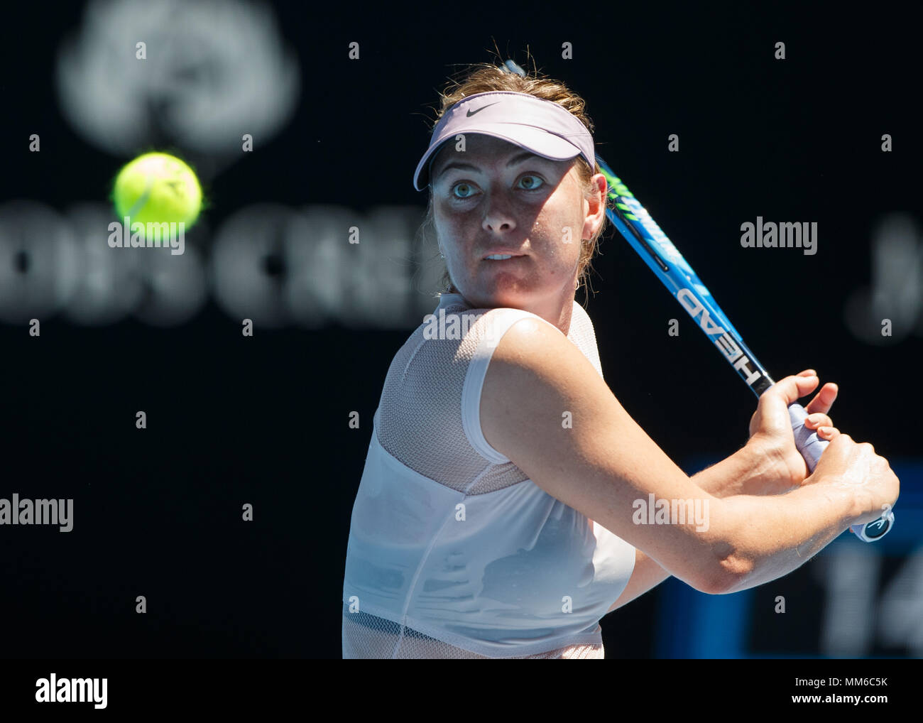 La joueuse de tennis russe Maria Sharapova jouant revers tourné en Australie en 2018, le tournoi de tennis de Melbourne Park, Melbourne, Victoria, Australie Banque D'Images