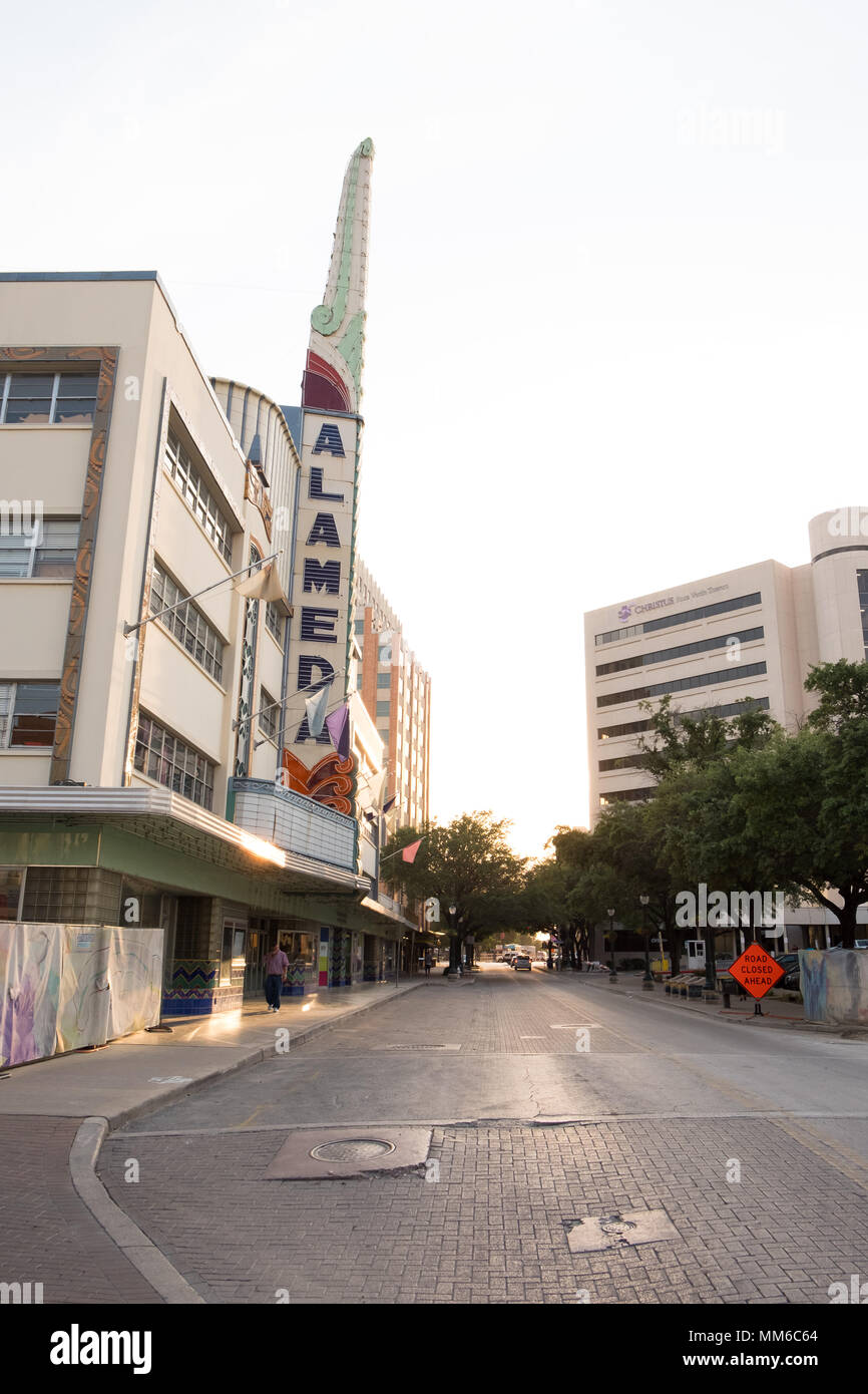 San Antonio, Texas - 18 Avril 2018 : Théâtre Alameda signer sur les lieux historiques de Houston Street dans le centre-ville de San Antonio. Banque D'Images