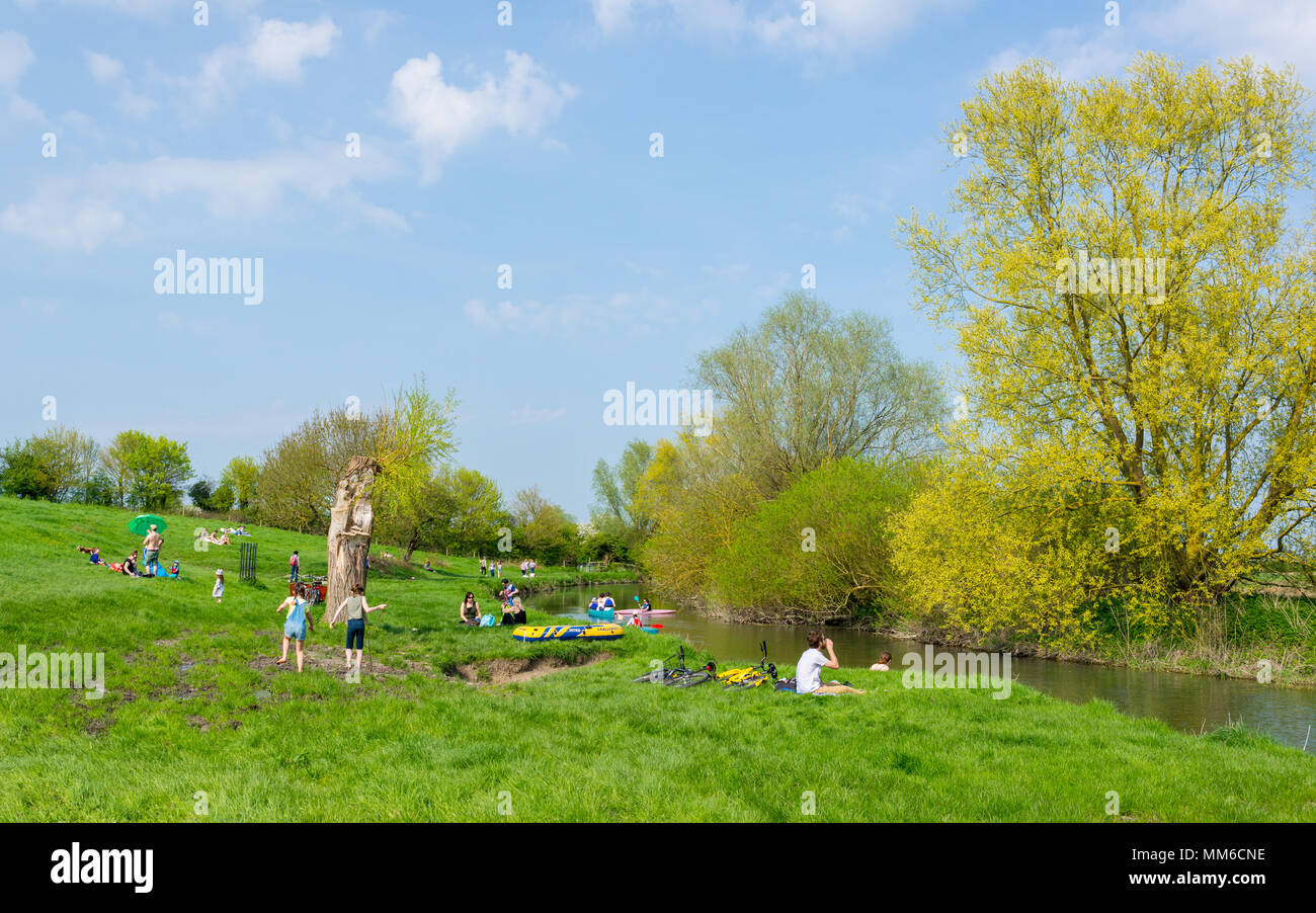 Les personnes bénéficiant de la douceur printanière météo à Grantchester Meadows public Riverside Park, le long de la rivière Cam (aussi appelée Granta), Grantchester, Cambrid Banque D'Images