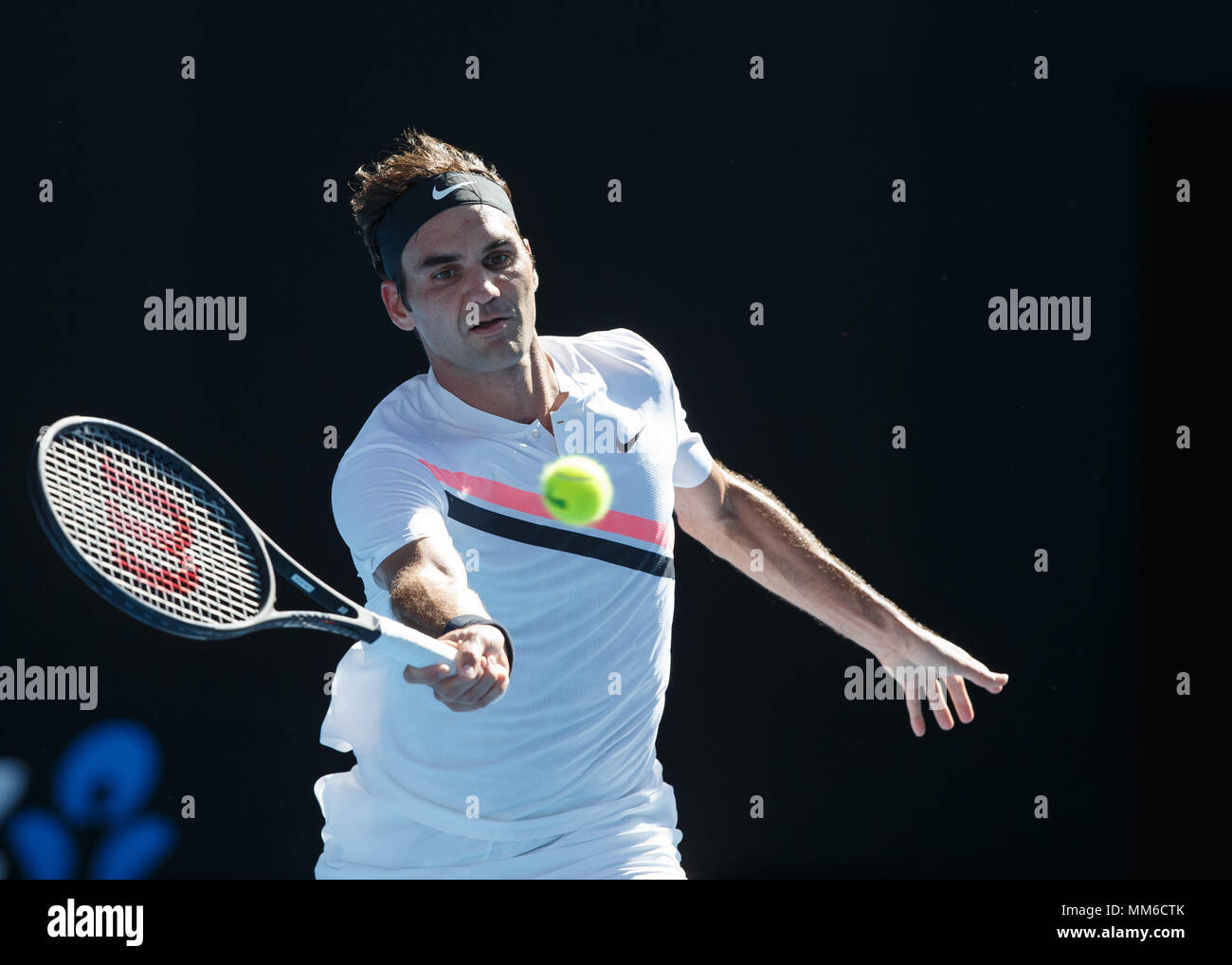 Le joueur de tennis suisse Roger Federer à l'Open d'Australie, du coup  droit tourné en 2018, le tournoi de tennis de Melbourne Park, Melbourne,  Victoria, Australie Photo Stock - Alamy