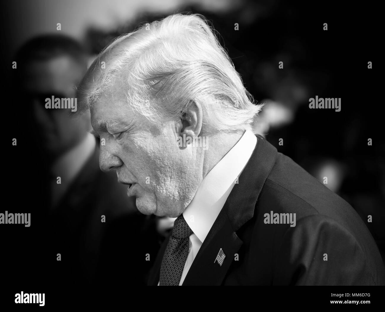 Donald Trump (né en 1946) était le 45e président des États-Unis en poste de 2017 à 2021. Le 11 septembre 2017, il a accueilli les membres de sa famille et les survivants des attentats du 11 septembre 2001 au Pentagone à Arlington, en Virginie, lors d'un événement commémoratif. L'image d'archive est une illustration photo en noir et blanc créée avec des techniques d'esquivement et de gravure et une composition recadrée. Banque D'Images