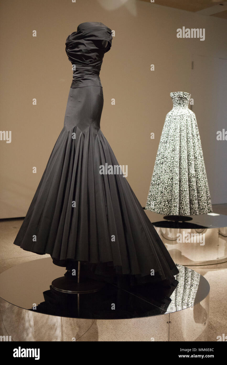 Par robes designer tunisien Azzedine Alaia rendez-vous au salon au Design  Museum, Kensington, dans une exposition intitulée 'Azzedine Alaia : le  couturier' Photo Stock - Alamy