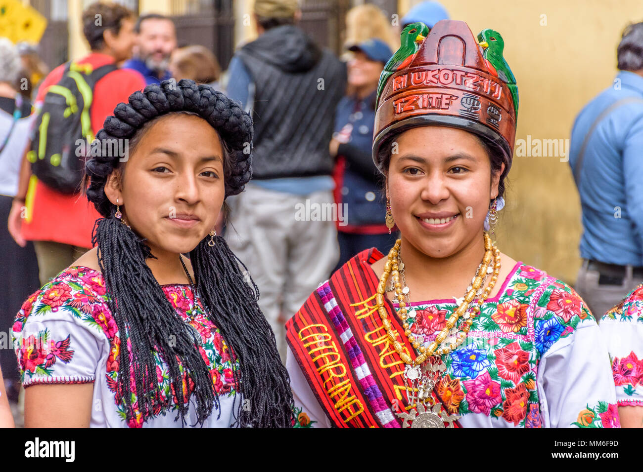 Antigua, Guatemala - janvier 21, 2017 : concours de beauté Maya Quiche de princesses en costume traditionnel dans la rue de site du patrimoine mondial de l'UNESCO Banque D'Images