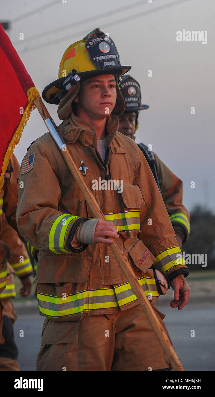 Les cadres supérieurs de l'US Air Force Airman Cody Durr, 7e Escadron de génie civile, pompiers marches ruck, le 11 septembre 2017 à Dyess Air Force Base, Texas. Durr marches en l'honneur des 343 pompiers et 71 policiers qui ont fait le sacrifice ultime pour sauver les autres pendant les attaques du 11 septembre 2001. (U.S. Air Force photo de Thomas Kylee aviateur) Banque D'Images