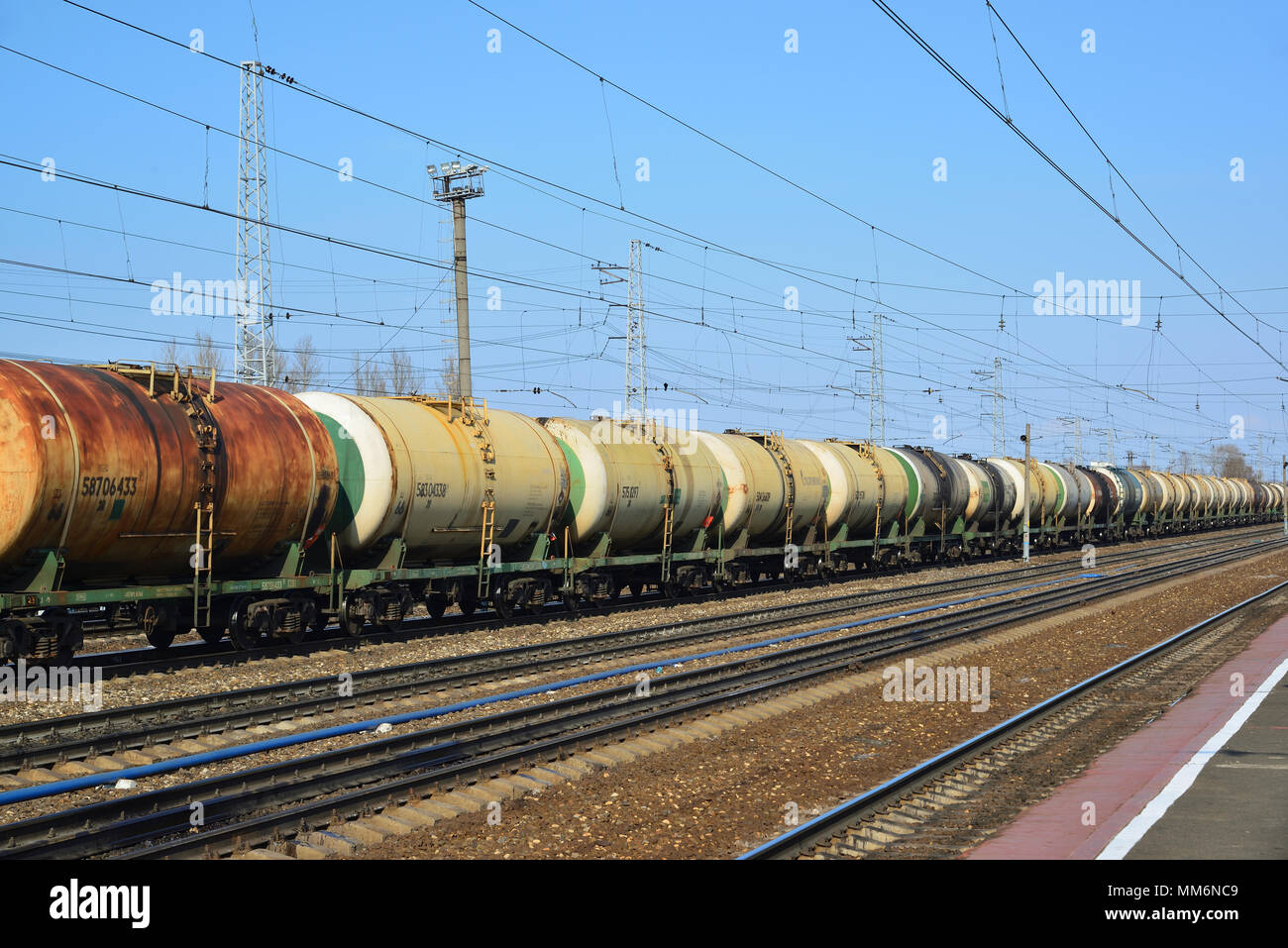 La Russie, Yaroslavl - Mars 30,2016. Composition de fer avec des réservoirs de produits pétroliers Banque D'Images