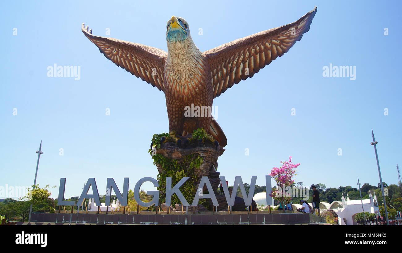PULAU Langkawi, Malaisie - 7 avr 2015 : La sculpture de l'Aigle symbole de l'île de Langkawi. Situé sur la place de l'Aigle à Kuah Town, ce lieu qui reflètent Banque D'Images