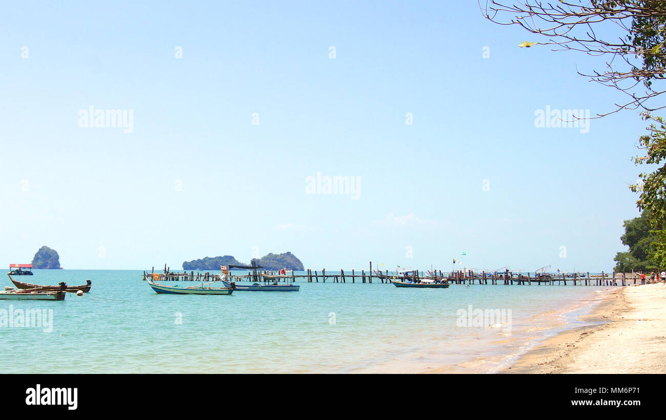 PULAU Langkawi (Malaisie) - avril 2015 7ème : célèbre plage de sable noir avec des navires. Banque D'Images