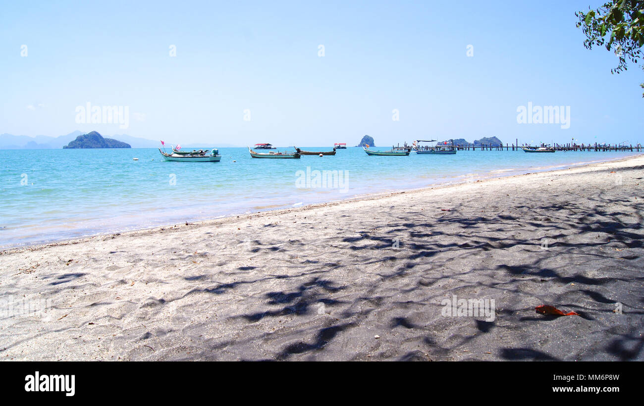 PULAU Langkawi (Malaisie) - avril 2015 7ème : célèbre plage de sable noir. Banque D'Images