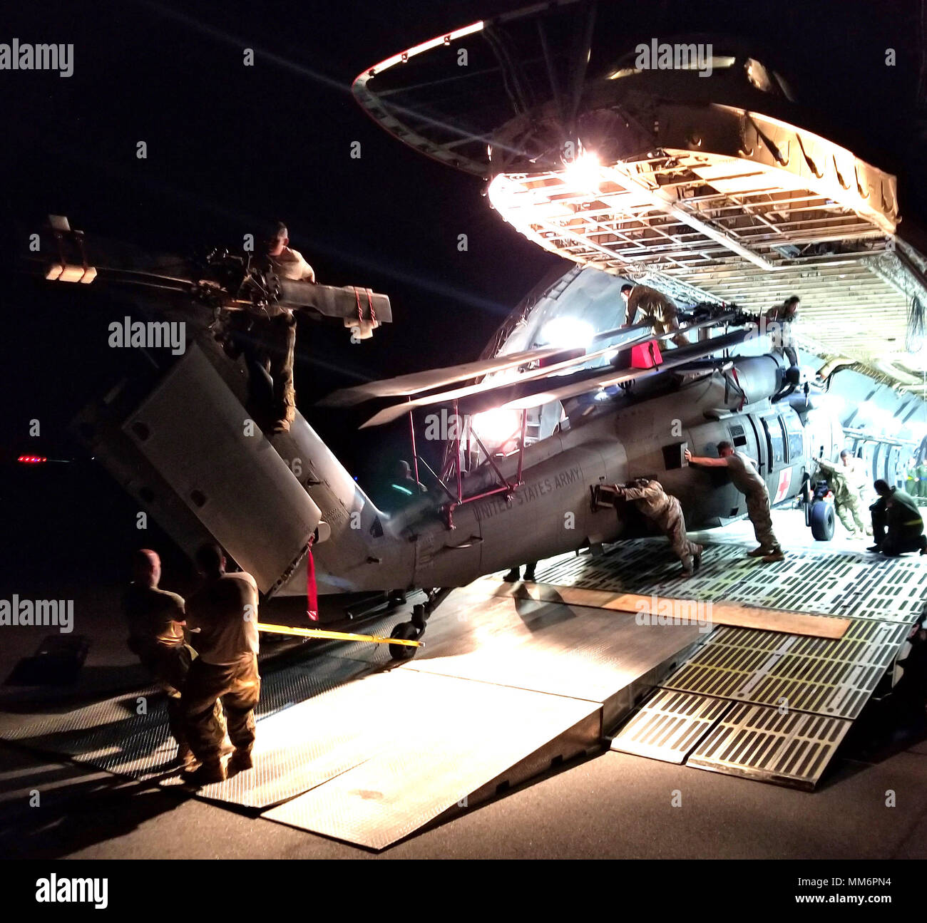 PATRICK AIR FORCE BASE, en Floride - 101e Brigade d'aviation de combat, 101st Airborne Division (Air Assault) Soldats décharger un UH-60 Black Hawk médiévale de Lockheed C-5 Galaxy Avion militaire dans le cadre de la 101ème Abn. Les préparatifs à l'appui de la division possible Ouragan Irma de secours, 11 septembre à Patrick Air Force Base. Bien que la division n'a pas reçu l'ordre de déployer du personnel ou l'équipement nécessaires pour aider à l'appui de l'Armée Total aux collectivités locales, fédérales et d'état l'ouragan et les efforts du Ministère de la Défense l'appui des autorités civiles mission, elle reste prête à répondre aux e Banque D'Images