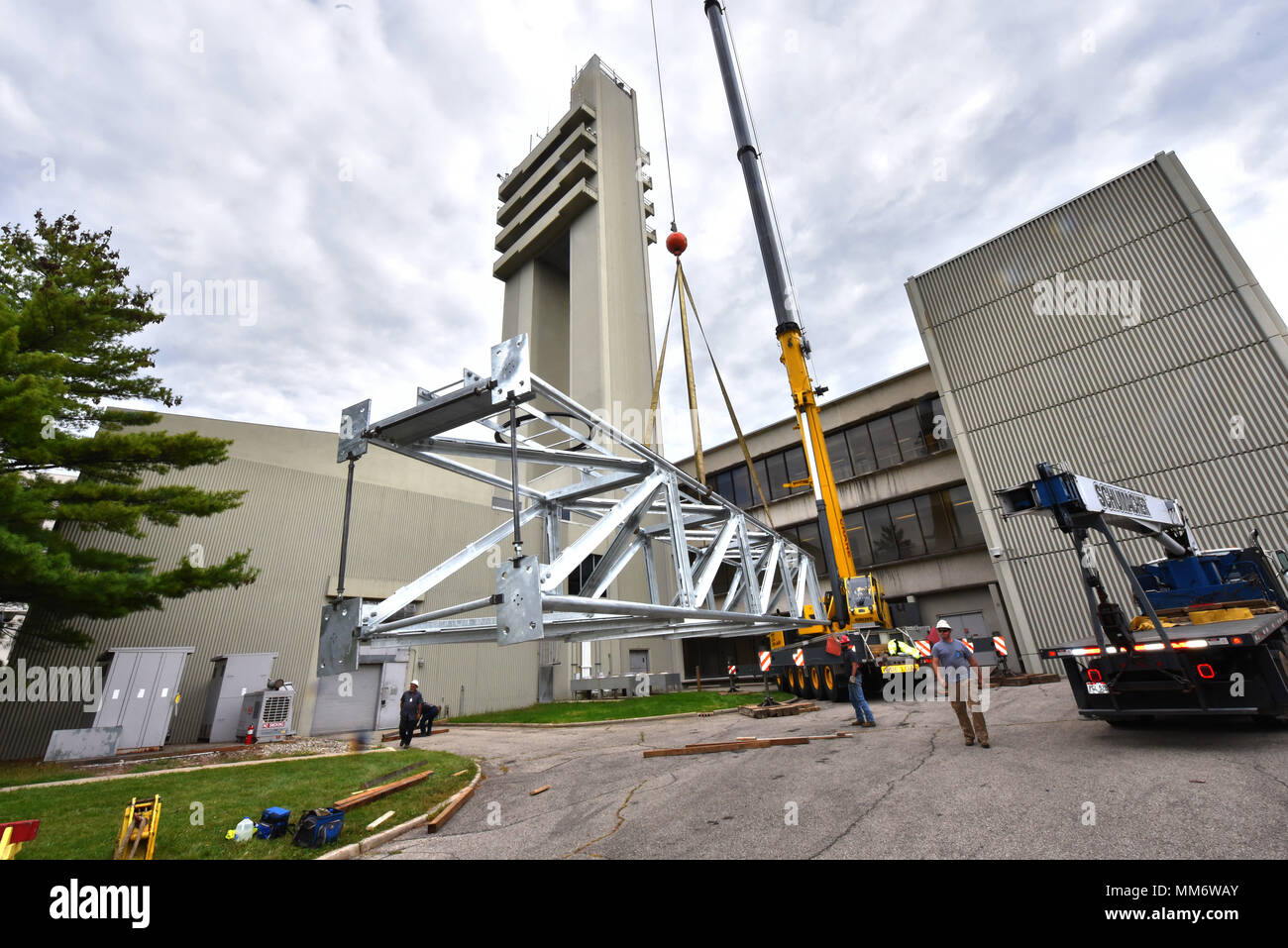 La nouvelle 88e Escadron des communications radio mobiles terrestres antenne est positionnée pour l'installation sur le toit du bâtiment 620 à Wright-Patterson Air Force Base, le 8 septembre 2017. L'antenne WPAFB fournira les premiers intervenants avec l'amélioration des communications radio pendant les situations d'urgence. (U.S. Air Force Photo par Al bright/libérés) Banque D'Images