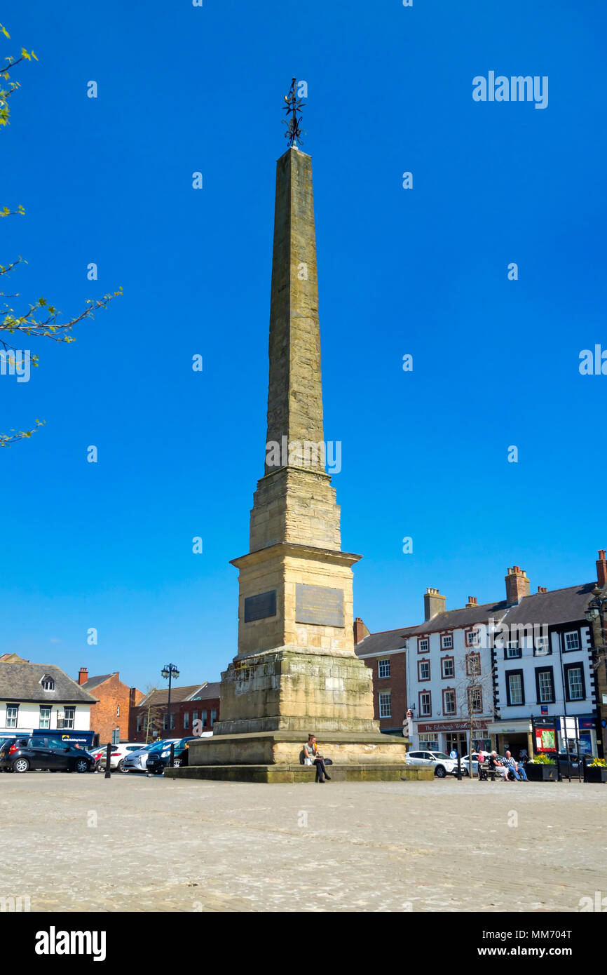 Obélisque dans la place du marché de Ripon Yorkshire du Nord construit pour commémorer 1781 William Aislabie de Studley Royal avait été membre du Parlement Banque D'Images